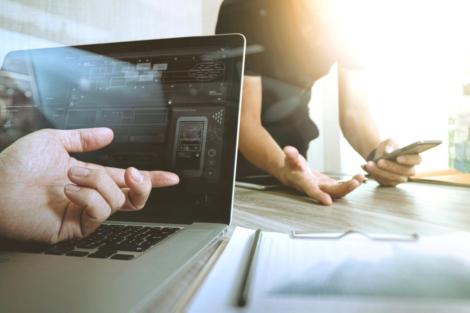 Technische Infrastruktur und Serverraum mit modernem Equipment