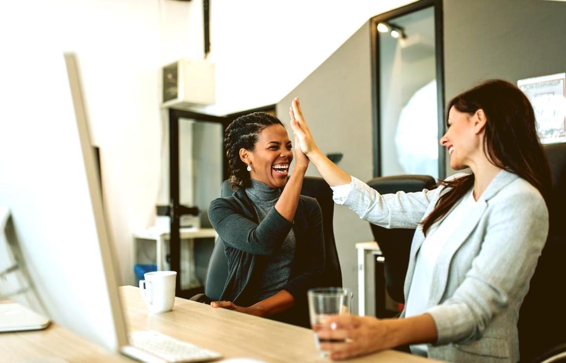 IT-Fachkräfte bei der Systemwartung und technischen Betreuung