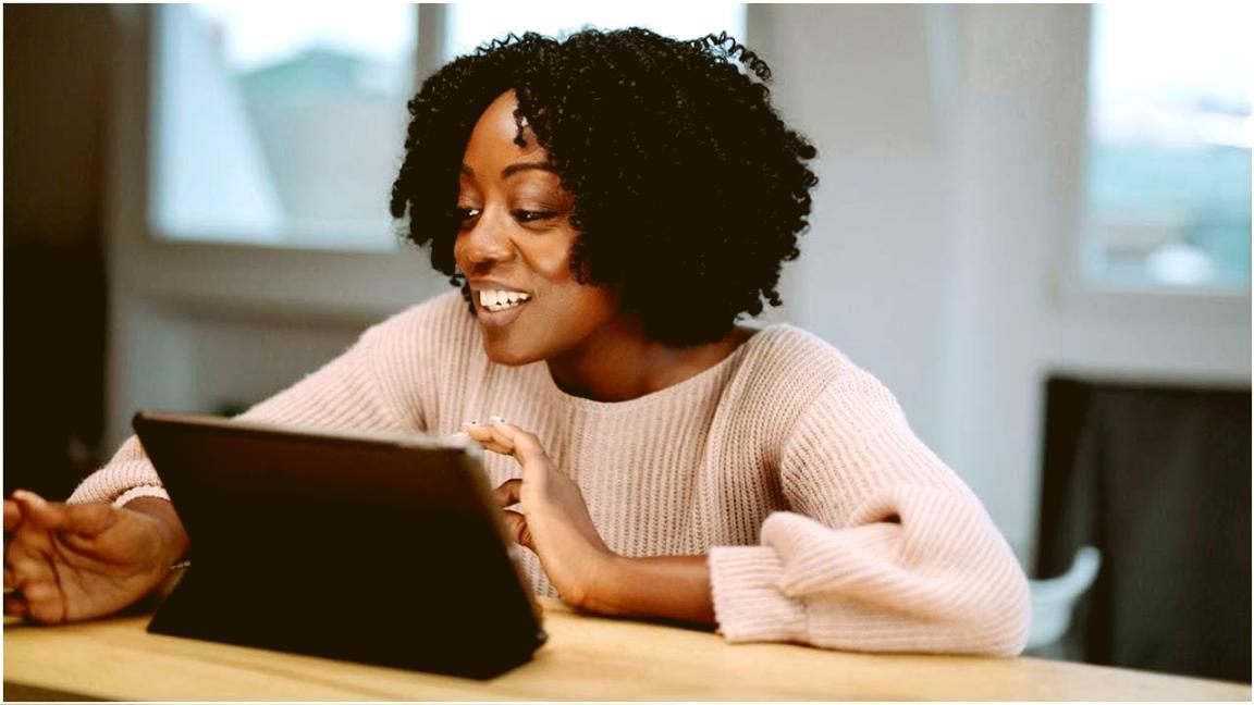 Schulungsraum mit modernen Computern und Bildschirmen