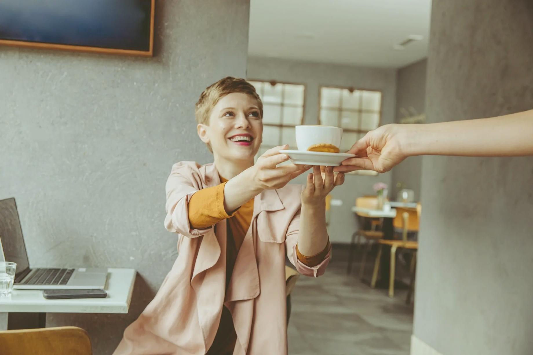 Teilnehmer bei der Arbeit an Programmieraufgaben